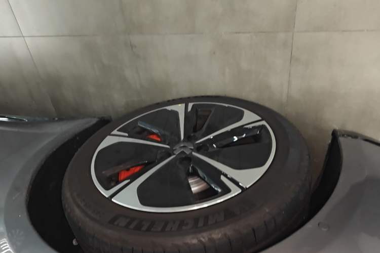 Used Nio ET5T 2025 75 kWh Touring Left Front Wheel Hub