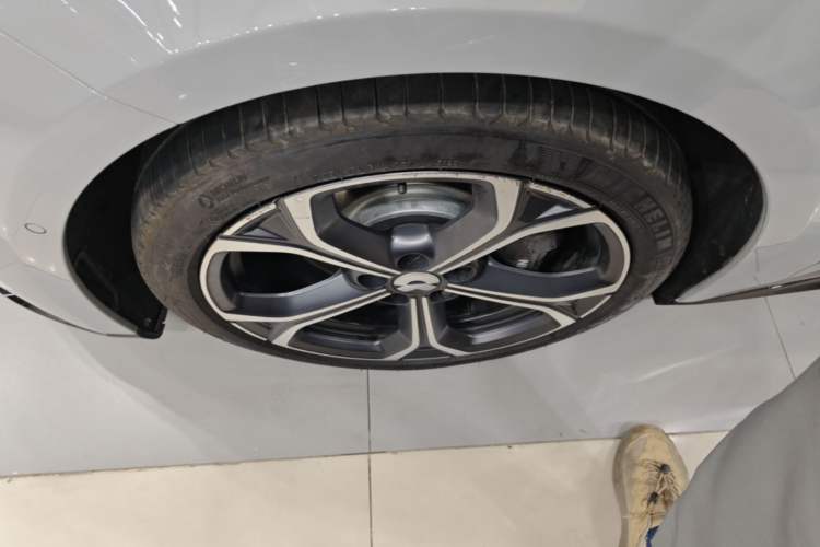 Used Nio ET5T 2025 75 kWh Touring Left Front Wheel Hub