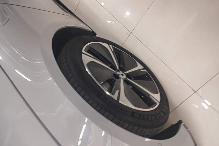 Used Nio ET5T 2025 75 kWh Touring Left Front Wheel Hub
