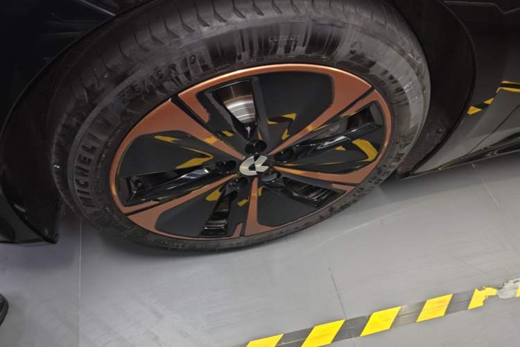 Used Nio ET5T 2025 75 kWh Touring Left Front Wheel Hub