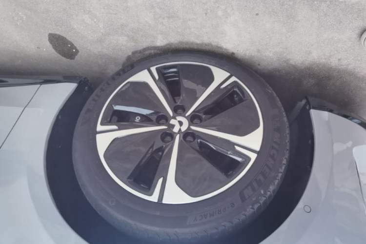Used Nio ET5T 2025 75 kWh Touring Left Front Wheel Hub