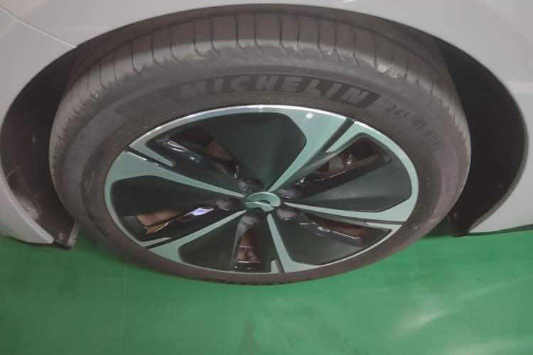 Used Nio ET5T 2025 75 kWh Touring Left Front Wheel Hub