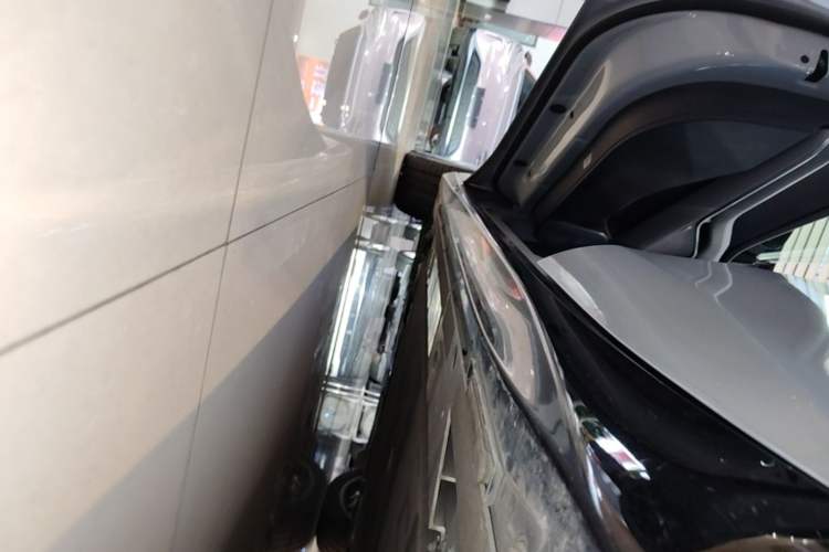 Used Nio ET5T 2025 75 kWh Touring Left Side Sill