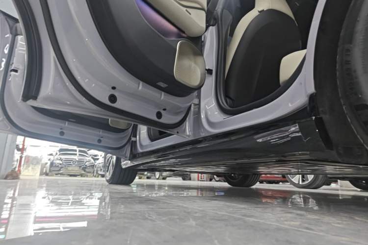 Used Nio ET5T 2025 75 kWh Touring Left Side Sill