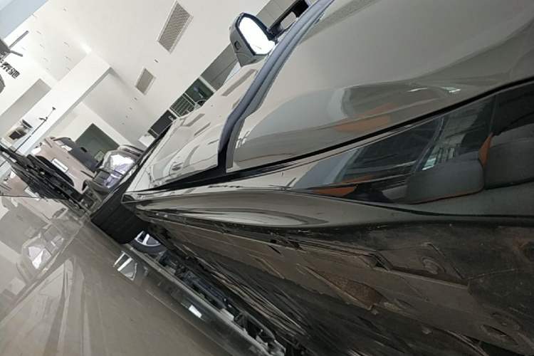 Used Nio ET5T 2025 75 kWh Touring Left Side Sill