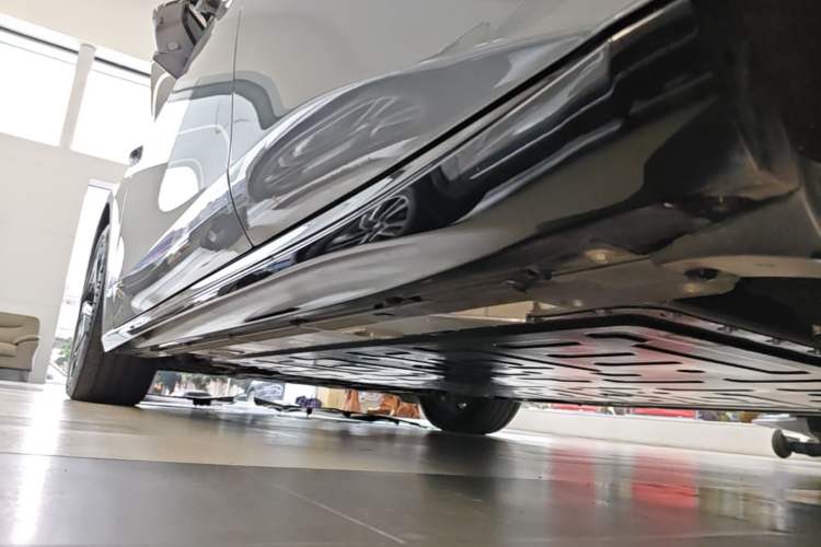 Used Nio ET5T 2025 75 kWh Touring Left Side Sill