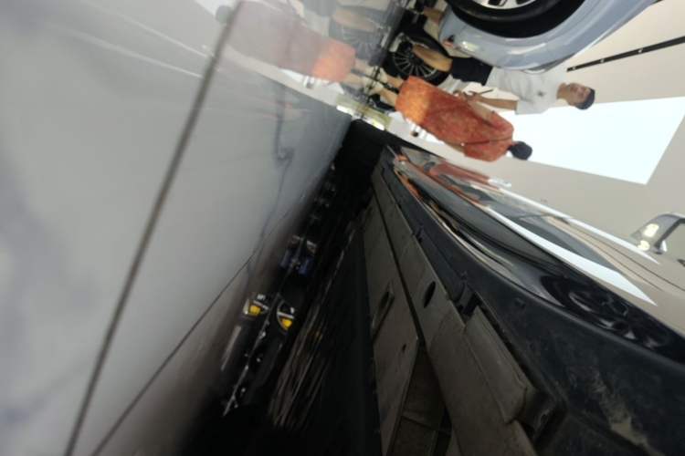 Used Nio ET5T 2025 75 kWh Touring Left Side Sill