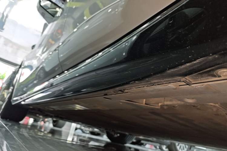 Used Nio ET5T 2025 75 kWh Touring Left Side Sill