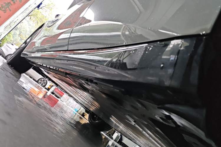Used Nio ET5T 2025 75 kWh Touring Left Side Sill