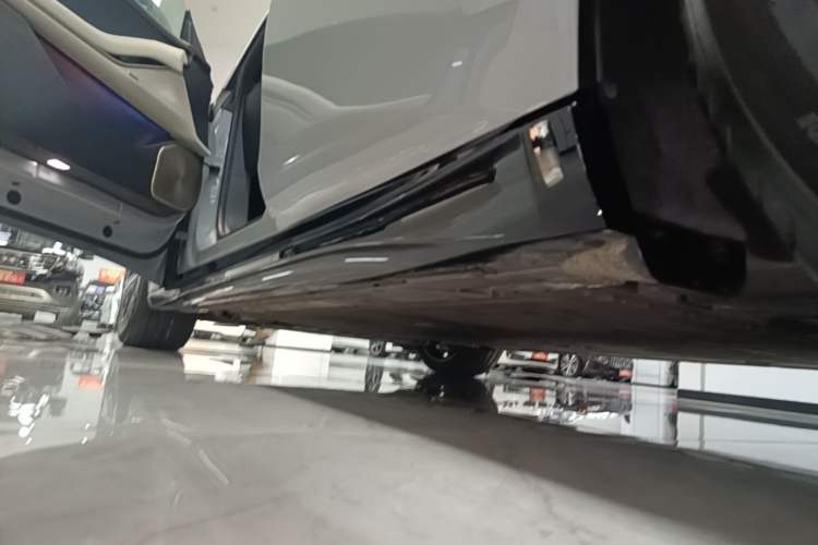 Used Nio ET5T 2025 75 kWh Touring Left Side Sill
