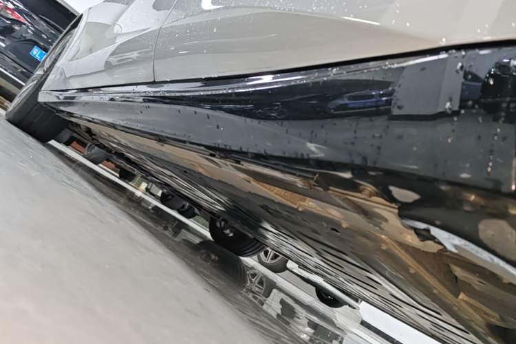 Used Nio ET5T 2025 75 kWh Touring Left Side Sill
