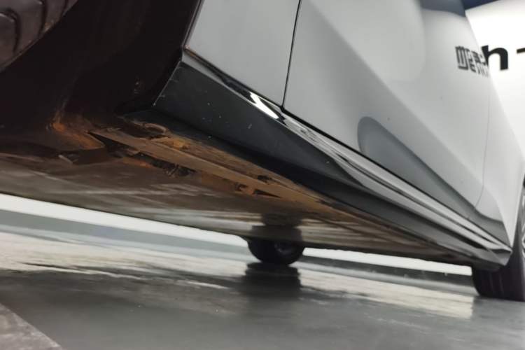 Used Nio ET5T 2025 Model Champion Commemorative Edition, 75kWh Touring Left Side Sill