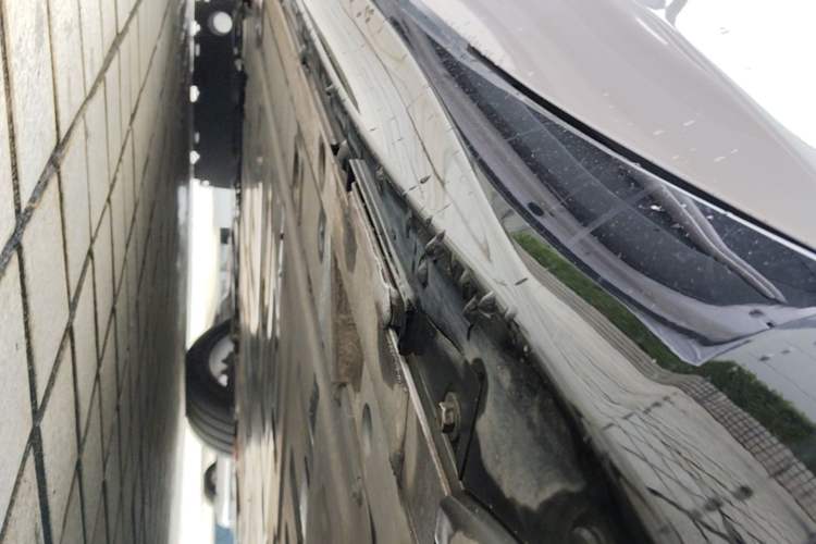 Used Nio ET5T 2025 75 kWh Touring Left Side Sill