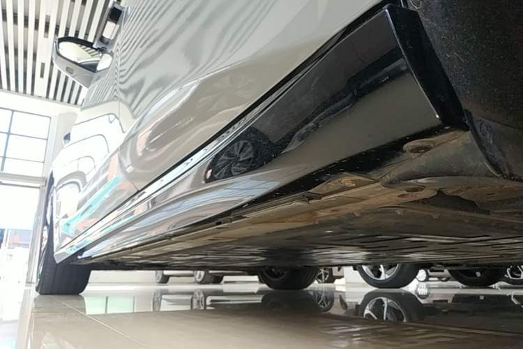 Used Nio ET5T 2025 75 kWh Touring Left Side Sill