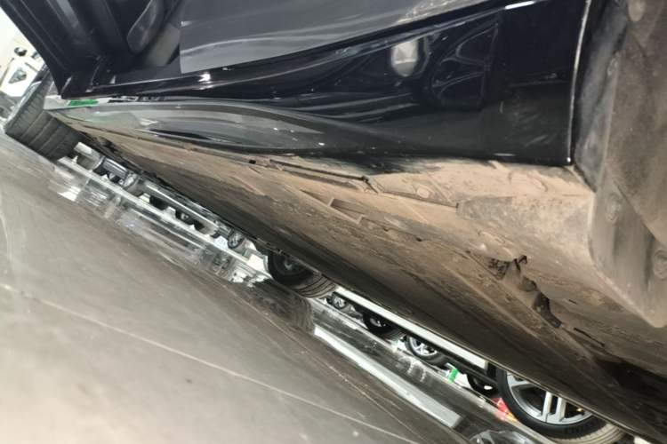 Used Nio ET5T 2025 75 kWh Touring Left Side Sill