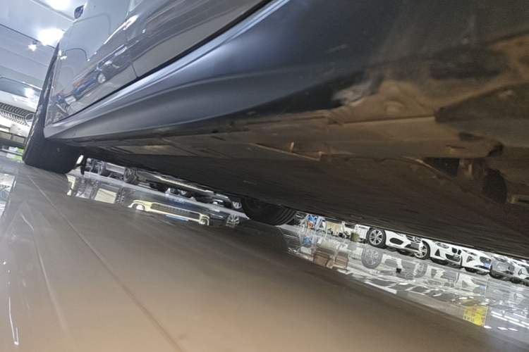 Used Nio ET5T 2025 75 kWh Touring Left Side Sill