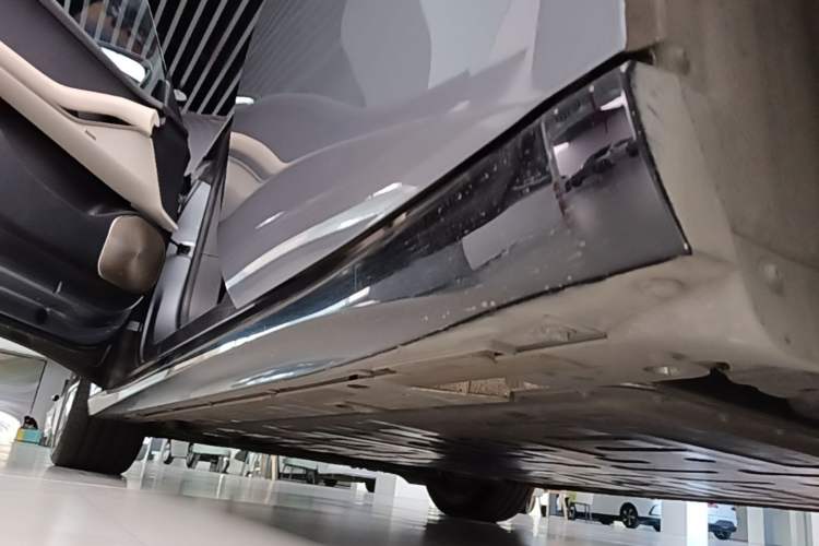 Used Nio ET5T 2025 75 kWh Touring Left Side Sill