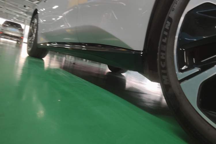 Used Nio ET5T 2025 75 kWh Touring Left Side Sill