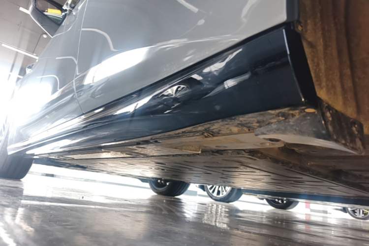 Used Nio ET5T 2025 Model Champion Commemorative Edition, 100kWh Touring Left Side Sill