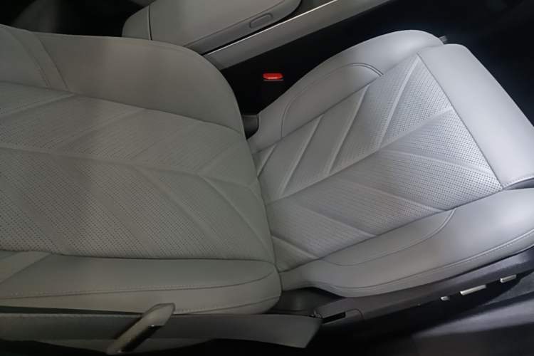 Used Nio ET5T 2025 75 kWh Touring Right Front Seat
