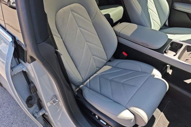 Used Nio ET5T 2025 75 kWh Touring Right Front Seat