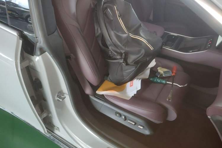 Used Nio ET5T 2025 75 kWh Touring Right Front Seat