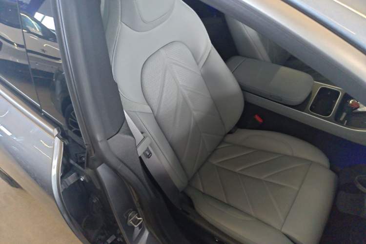 Used Nio ET5T 2025 75 kWh Touring Right Front Seat