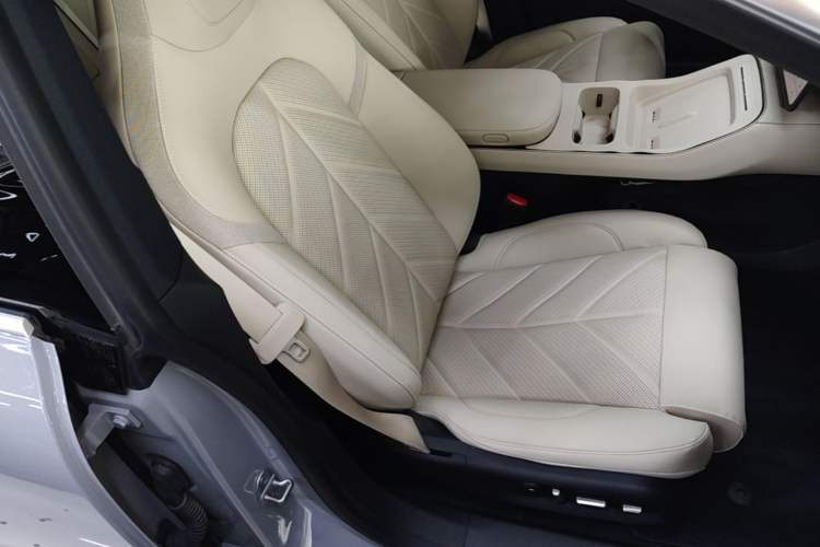 Used Nio ET5T 2025 75 kWh Touring Right Front Seat
