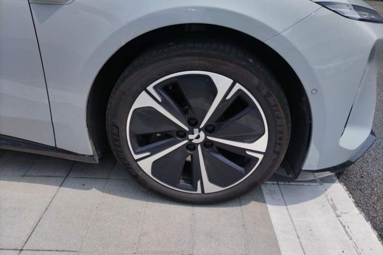 Used Nio ET5T 2025 75 kWh Touring Right Front Wheel Hub