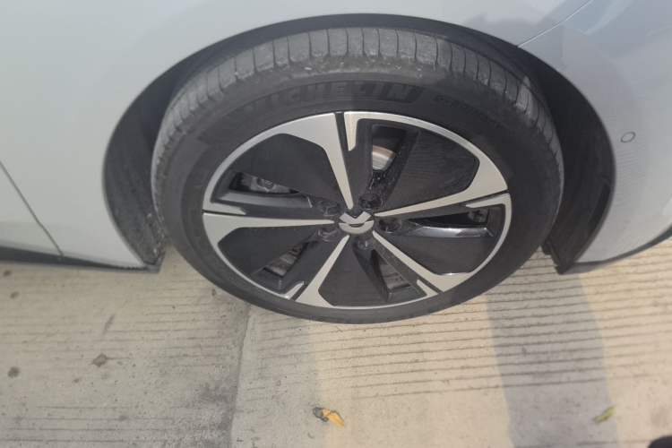 Used Nio ET5T 2025 75 kWh Touring Right Front Wheel Hub