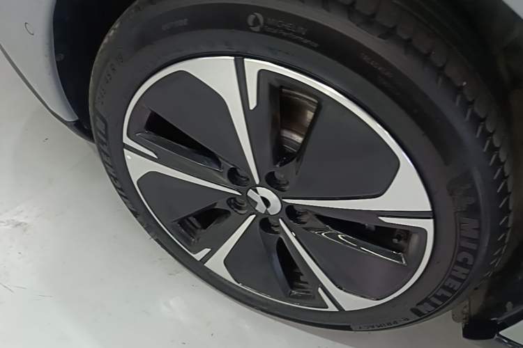 Used Nio ET5T 2025 75 kWh Touring Right Rear Wheel Hub