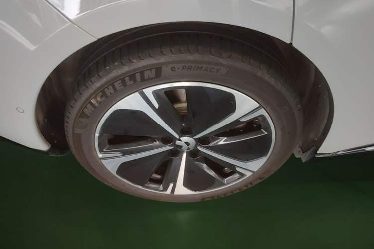 Used Nio ET5T 2025 75 kWh Touring Right Rear Wheel Hub