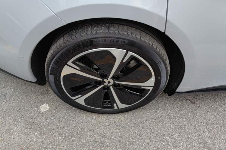 Used Nio ET5T 2025 75 kWh Touring Right Rear Wheel Hub