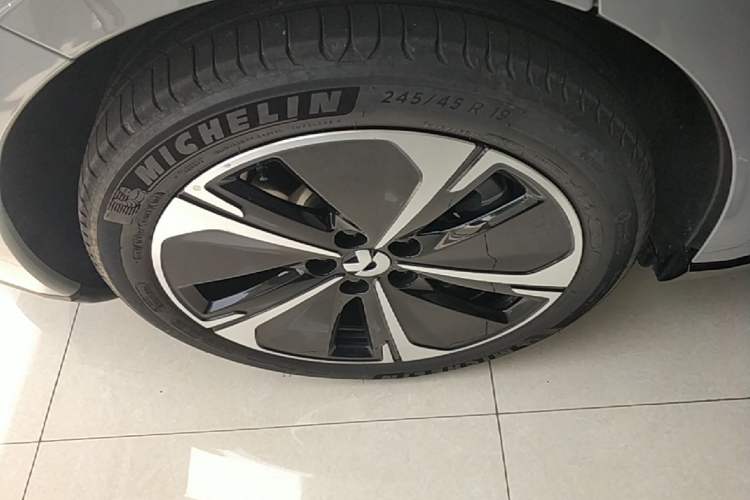 Used Nio ET5T 2025 75 kWh Touring Right Rear Wheel Hub