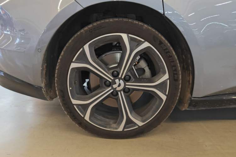 Used Nio ET5T 2025 75 kWh Touring Right Rear Wheel Hub