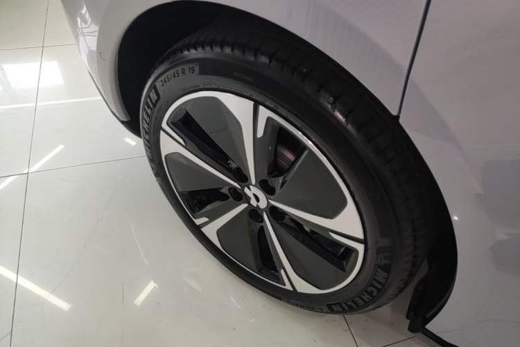 Used Nio ET5T 2025 75 kWh Touring Right Rear Wheel Hub