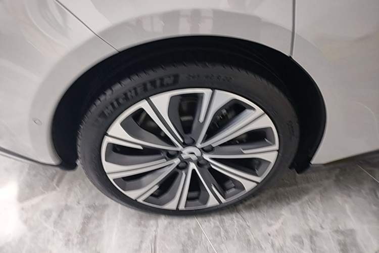 Used Nio ET5T 2025 75 kWh Touring Right Rear Wheel Hub
