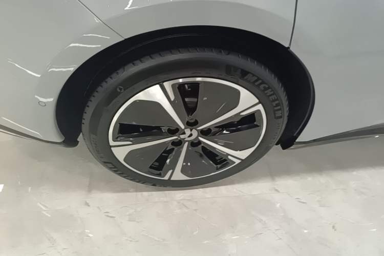 Used Nio ET5T 2025 75 kWh Touring Right Rear Wheel Hub