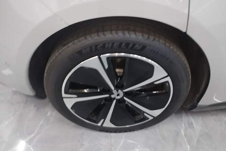 Used Nio ET5T 2025 Model Champion Commemorative Edition, 100kWh Touring Right Rear Wheel Hub