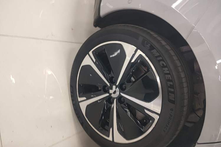 Used Nio ET5T 2025 75 kWh Touring Right Rear Wheel Hub