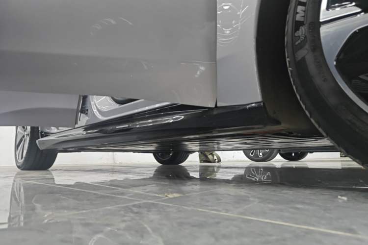 Used Nio ET5T 2025 75 kWh Touring Right Side Sill