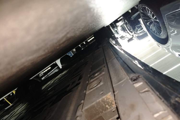 Used Nio ET5T 2025 75 kWh Touring Right Side Sill
