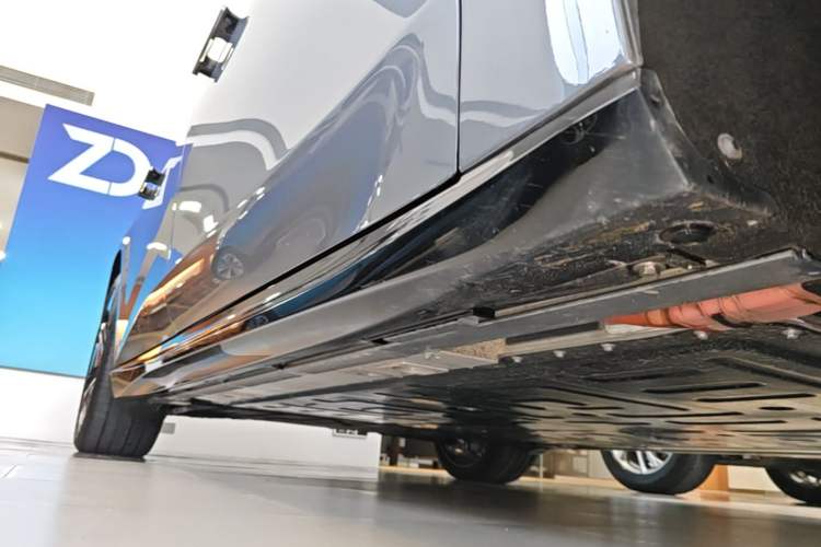Used Nio ET5T 2025 75 kWh Touring Right Side Sill