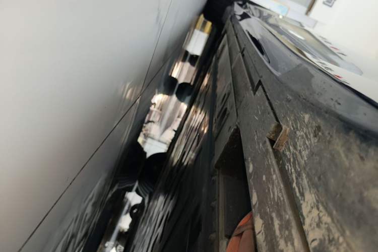 Used Nio ET5T 2025 75 kWh Touring Right Side Sill