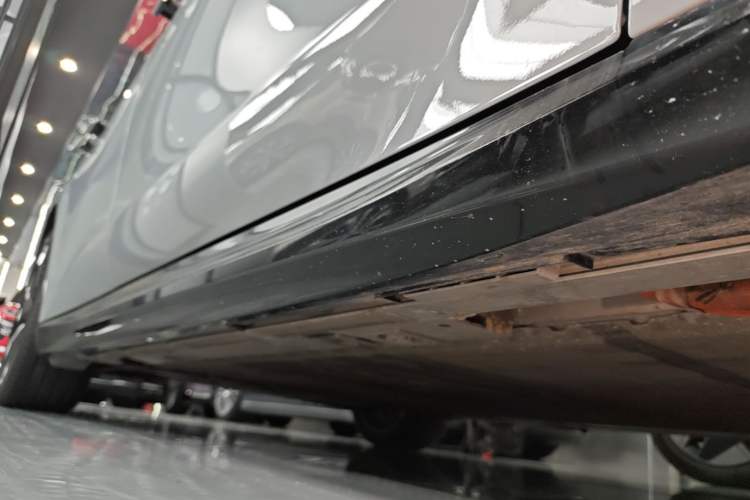 Used Nio ET5T 2025 75 kWh Touring Right Side Sill
