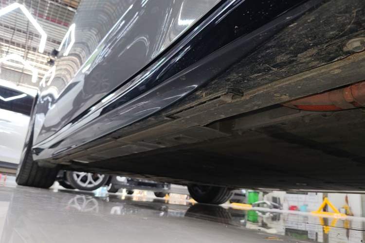 Used Nio ET5T 2025 75 kWh Touring Right Side Sill