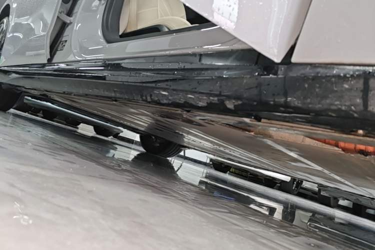 Used Nio ET5T 2025 75 kWh Touring Right Side Sill