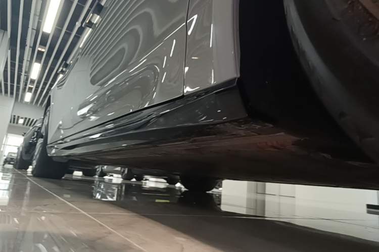 Used Nio ET5T 2025 75 kWh Touring Right Side Sill