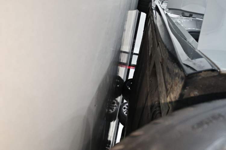 Used Nio ET5T 2025 75 kWh Touring Right Side Sill