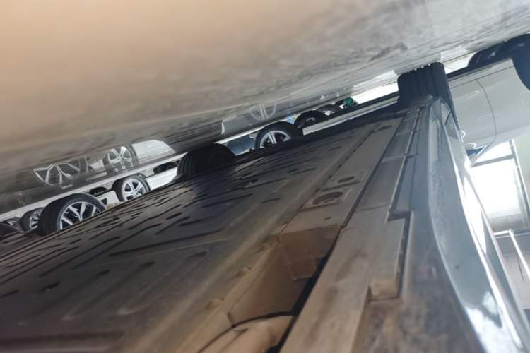 Used Nio ET5T 2025 75 kWh Touring Right Side Sill